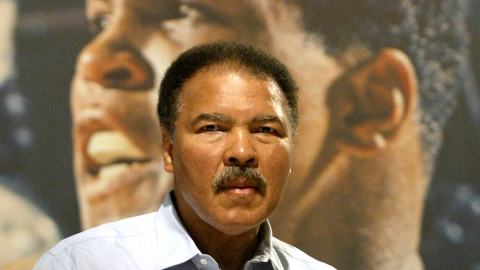 Mohamed Ali/Cassius Clay en la presentación de su biografía 'El más grande de todos los tiempos' ('The Greatest Of All Time'), en la Feria del Libro de Fráncfort, el 9 de octubre de 2003. REUTERS/Kai Pfaffenbach