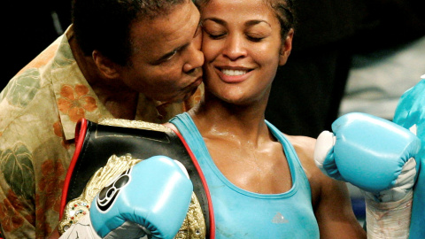 Mohamed Ali/Cassius Clay besa a su hija Laila Ali tras un combate en  Washington, el 11 de junio de 2005. REUTERS/Jason Reed