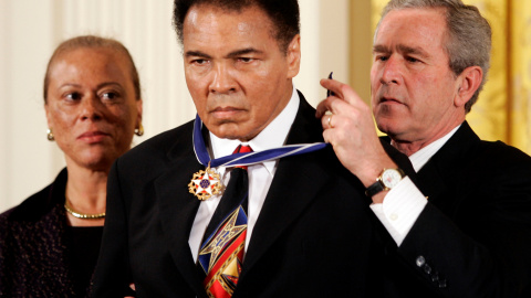 El presidente de EEUU, George W. Bush, coloca la Medalla de la Libertad a Mohamed Ali/Cassius Clay, en la Casa Blanca, el9 de noviembre de 2005. REUTERS/Kevin Lamarque