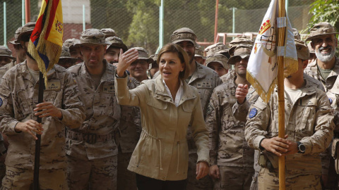 La Ministra de Defensa María Dolores De Cospedal hoy junto con las tropas españolas desplegadas en Mali, integradas en la misión europea EUTM-Mali de entrenamiento para luchar contra el terrorismo yihadista. EFE