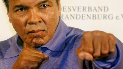 Mohamed Ali/Cassius Clay pasa para los periodistas en una rueda de prensa en Berlin, el 16 de diciembre de 2005. REUTERS/Arnd Wiegmann