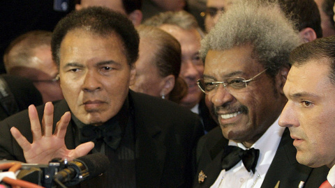 Mohamed Ali/Cassius Clay con el promotor de boxeo Don King, antes del comienzo del combate por el título mundial femenino de los superligeros, entre su hija Laila Ali y la sueca Asa Sandell, en Berlin, el 17 de diciembre de 2005. EFE/EPA/PE