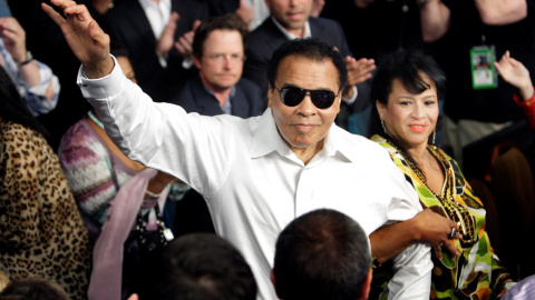 Mohamed Ali/Cassius Clay conm su esposa Yolanda en el combate entre  Floyd Mayweather  y Shane Mosley en el MGM Grand Garden Arena en Las Vegas, el 1 de mayo de  2010 . REUTERS/Steve Marcus