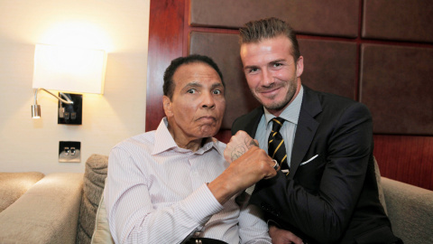 Mhamed Ali/Cassius Clay con el futbolista británico David Beckham, en Londres, el 24 de julio de 2012. REUTERS