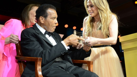 Mohamed Ali/Cassius Clay con la actriz y cantante Jennifer Lopez en un homenaje el 22 de marzo de 2013. AFP