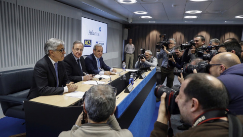 El presidente de ACS, Florentino Pérez (c); el consejero delegado de Atlantia, Giovanni Castelluci (i), y el presidente de Hochtief, Marcelino Fernández Verdes (d), posan antes de la rueda de prensa para explicar los detalles de su oferta c