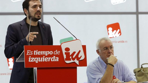 El candidato de IU a la Presidencia del Gobierno, Alberto Garzón, junto al coordinador federal de la formación, Cayo Lara (d), durante su intervención hoy ante Consejo Político en Madrid que podría decidir la intervención de la federación d