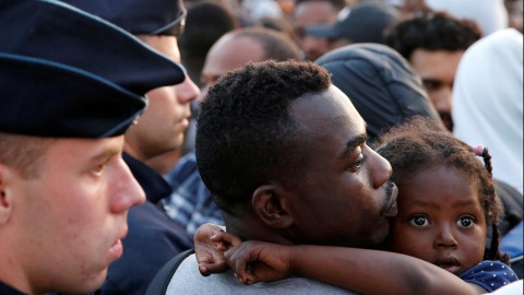 La policía francesa desaloja a unos inmigrantes de la calle en Porte de la Chapelle, en el norte de París, en julio del 2017. REUTERS/PASCAL ROSSIGNOL