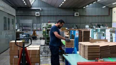 Un trabajador en la planta de Hamelin Brands (Oxford), en Flaçà (Girona). E.P./Glòria Sánchez