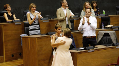 La nueva presidenta de Navarra, María Chivite, saluda a la presidenta saliente, Uxue Barcos, tras ser elegida. EFE