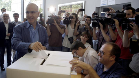 El lider de Uniò, Josep Antoni Duran Lleida, deposita su voto durante la jornada en la que los militantes democristianos están llamados a las urnas para votar la pregunta de la dirección de UDC.- EFE