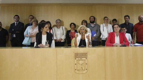 La nueva alcaldesa de Madrid, Manuela Carmena (c), junto a su número 2, Marta Higueras (d), la portavoz del Gobierno, Rita Maestre (i), y el resto de concejales del grupo (detrás), entre los que se encuentra Guillermo Zapata.- EFE