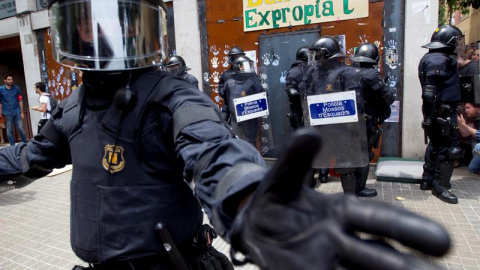 Agentes antidisturbios de los Mossos han rodeado los accesos del llamado "Banc Expropiat" de Barcelona. EFE