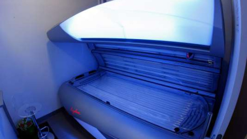 Una cabina de bronceado. REUTERS