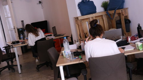 Dues treballadores en una oficina de 'coworking' al districte del 22@, al barri del Poblenou de Barcelona, en una imatge d'arxiu