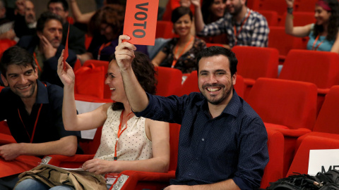 Alberto Garzón, que será elegido nuevo coordinador federal de IU, durante una de las votaciones en la XI Asamblea Federal de IU. EFE/Chema Moya