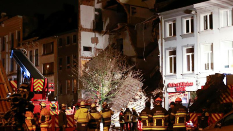 Los bomberos inspeccionan los escombros, en Amberes (Bélgica).- EFE