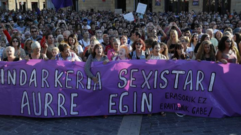 cabecera de la concentración en protesta por una agresión sexual grupal a una joven de 18 añosen Bilbao. EFE/Luis Tejido