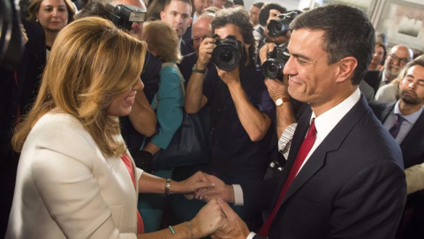 Susana Díaz recibe la felicitación del secretario general del PSOE, Pedro Sánchez, durante el acto institucional en el que ha tomado posesión como presidenta de la Junta de Andalucía. /EFE