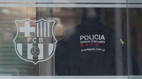 Un agente del Área Central de Delitos Económicos de los Mossos d'Esquadra durante el registro de las oficinas del Fútbol Club Barcelona.