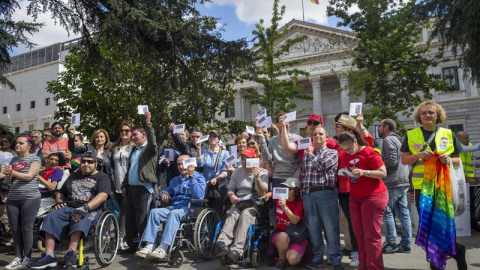 Miembros del Comité Español de Representantes de Personas con Discapacidad (Cermi), durante la concentración convocada frente al Congreso  para exigir el derecho al voto para todas las personas con discapacidad. EFE/Emilio Naranjo