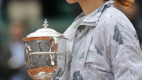 Garbiñe Muguruza con el trofeo de campeona de Roland Garros. REUTERS/Pascal Rossignol