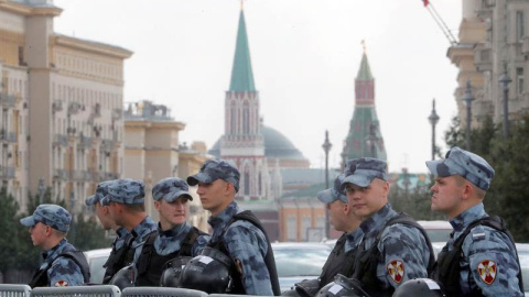 Policías rusos en plenas labores de vigilancia en el centro de Moscú. (MAXIM SHIPENKOV | EFE | EPA)