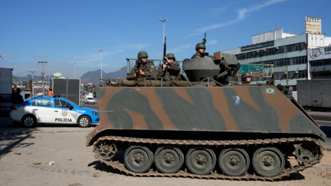 Uno de los tanques utilizados por la Policía Militar brasileña en sus operaciones en las favelas. - AFP