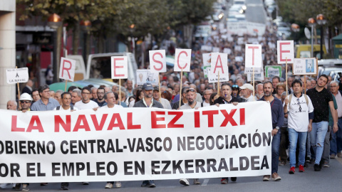 Los trabajadores de La Naval protagonizan una manifestación en Sestao (Vizcaya), coincidiendo con el aniversario del concurso de acreedores del astillero, ahora en proceso de liquidación. EFE/ Luis Tejido