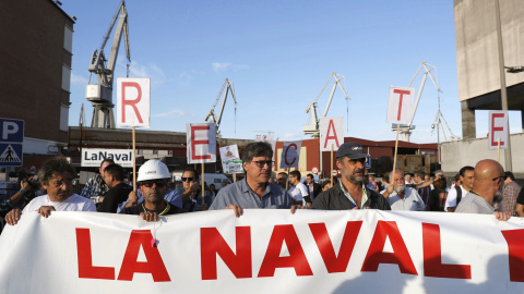 Los trabajadores de La Naval parten desde el astillero en una manifestación para reclamar el 'rescate' de la empresa. EFE/ Luis Tejido