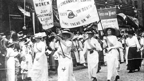 Mujeres feministas manifestándose en los años a mediados del siglo XX