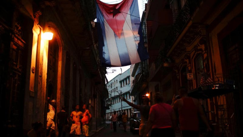 Una bandera cubana adorna una calle de la Habana con motivo de la celebración del 58º aniversario de la creación de los Comités para la Defensa de la Revolución. (ALEXANDRE MENEGHINI | EFE)