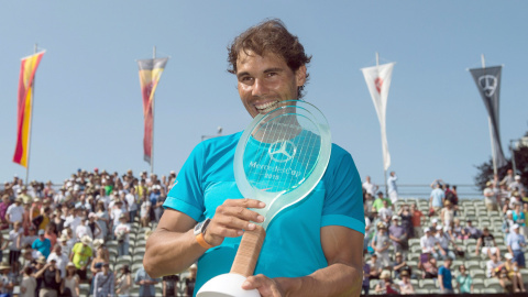 Rafael Nadal con el trofeo de ganador del torneo de Stuttgart. EFE/EPA/MARIJAN MURAT