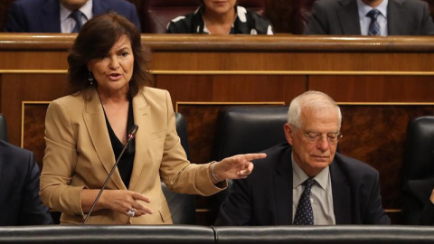 La vicepresidenta Carmen Calvo, junto al ministro de Asuntos Exteriores Josep Borrell, contesta una pregunta en la sesión de control del Congreso de los diputados. (BALLESTEROS | EFE)