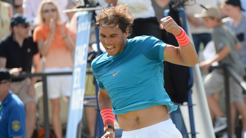 Rafael Nadal celebra el punto que le ha dado la victoria en Stuttgart contra el serbio Viktor Troicki. EFE/EPA/MARIJAN MURAT