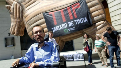 El secretario de Podemos en Aragón, Pablo Echenique, entre otros representantes políticos de Podemos IU, CHA o Zaragoza en Común, ha firmado una "Declaración simbólica" para apoyar mociones contra el Tratado de Comercio e Inversiones entre 