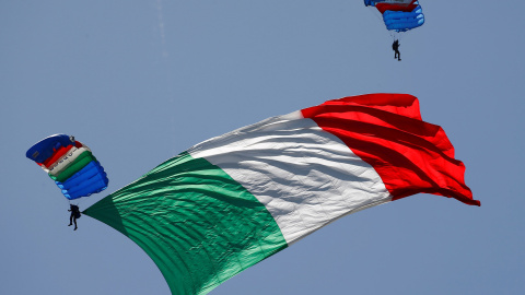 Dos paracaidistas del Ejército italiano descienden con una bandera del país, en un desfile militar con motivo del Día de la República, en Roma. REUTERS/Tony Gentile