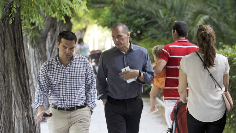 El primer ministro griego, Alexis Tsipras, y el titular de Finanzas, Yannis Varoufakis, dan un paseo por un parque de Atenas, este fin de semana. EFE