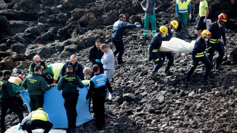 Efectivos policiales en la playa Bastián de Costa Teguise, en lanzarote,  donde siete inmigrantes magrebíes han fallecido y otros dos se encuentran en estado crítico tras encallar una patera. EFE/ Javier Fuentes