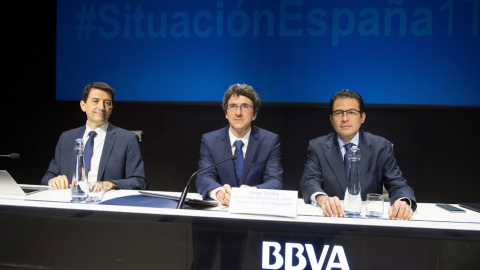 El economista jefe del Grupo BBVA, Jorge Sicilia (c), junto al responsable de Análisis Macroeconómico de BBVA Research, Rafael Doménech (i), y el economista jefe para España en BBVA Research, Miguel Cardoso (d), durante la presentación de u