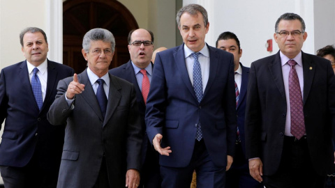 El expresidente del Gobierno, José Luis Rodríguez Zapatero, con miembros de la oposición en Vanezuela, durante su visita a Caracas. E.P.