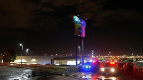 Los coches de la policía estacionados debajo del letrero de Walmart bloquean una calle afuera mientras investigan los tiroteos masivos en un Walmart en El Paso, Texas. EFE/EPA/LARRY W. SMITH