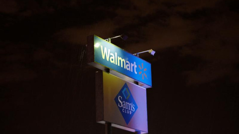 Letrero de Walmart, el centro comercial en el que ha tenido lugar el tiroteo. EFE/EPA/LARRY W. SMITH