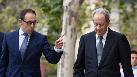 El expresidente de OHL Juan Miguel Villar Mir (d), con su abogado, en una comparecencia en la Audiencia Nacional. EFE