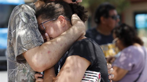 Kendall Long consuela a Kianna Long, que estaba en el centro comercial Walmart durante el tiroteo. EFE/EPA/IVAN PIERRE AGUIRRE