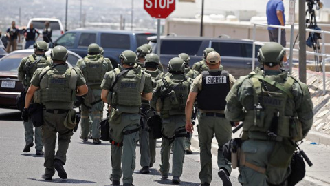 Los agentes de policía desplegándose en los aledaños del centro comercial Walmart. EFE/EPA/IVAN PIERRE AGUIRRE