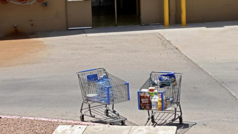 Carritos de la compra quedaron abandonados tras el tiroteo. EFE/EPA/IVAN PIERRE AGUIRRE