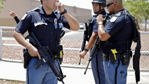 La policía tras durante un tiroteo activo en un Walmart en El Paso. EFE/EPA/IVAN PIERRE AGUIRRE