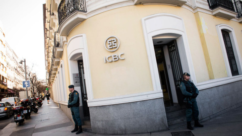 La Guardia Civil a las puertas de la sede del banco chino ICBC en Madrid. EFE