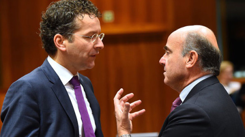 Luis de Guindos y Jeroen Dijsselbloem, en Bruselas. / REUTERS